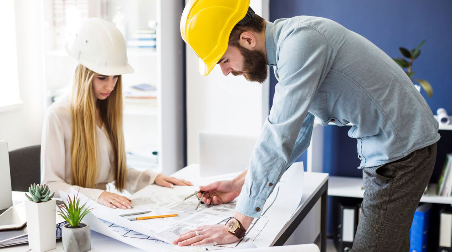 Échantillons de carrelage avec étiquettes de spécifications techniques détaillées sur plan de travail d'architecte